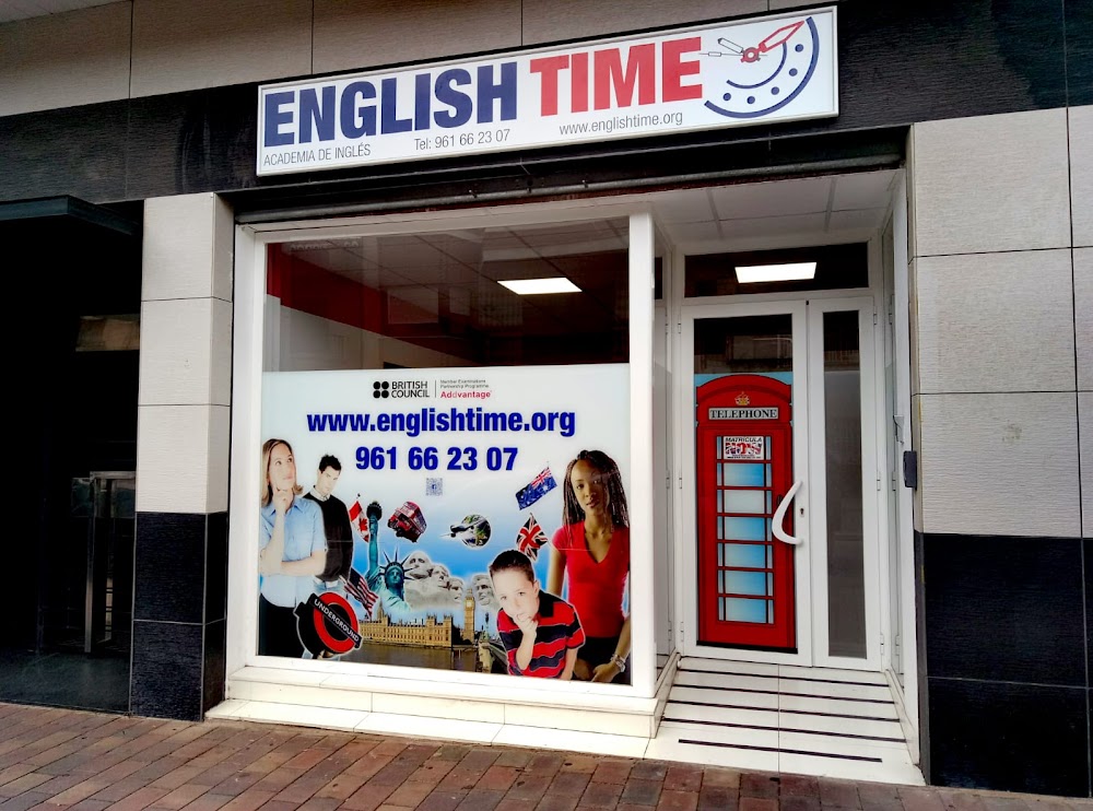 Fachada de la academia English Time con el rótulo y la cabina inglesa en el escaparate